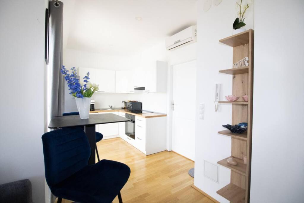 Apartamento Sunny & Cozy Penthouse With Balcony L Dg4'14 Viena Exterior foto